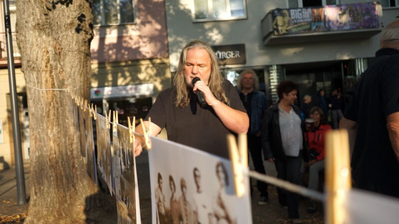 Jarda Merhaut komentuje dobové fotografie z dob počátků bigbítu v Gottwaldově.